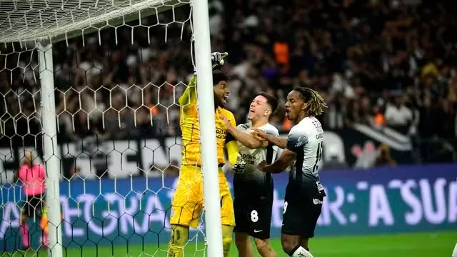 Hugo Souza tem noite de herói, Corinthians segura empate com Palmeiras e é campeão paulista após seis anos
