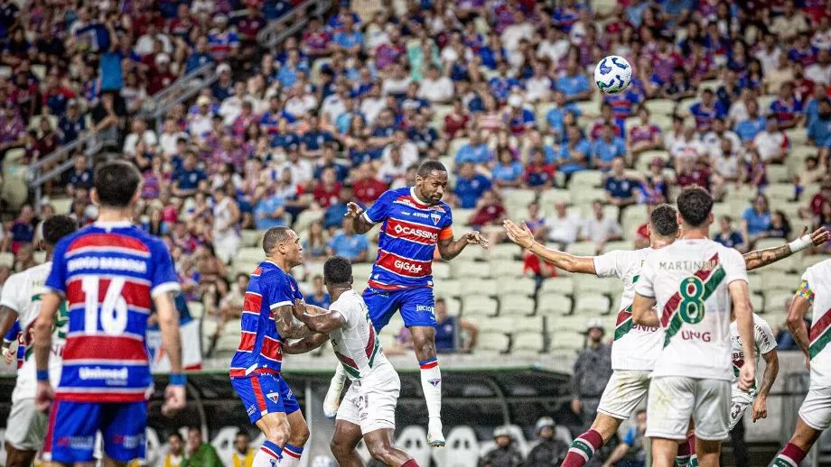 Fortaleza aproveita vacilos da defesa do Fluminense, vence na estreia do Brasileirão e espanta crise