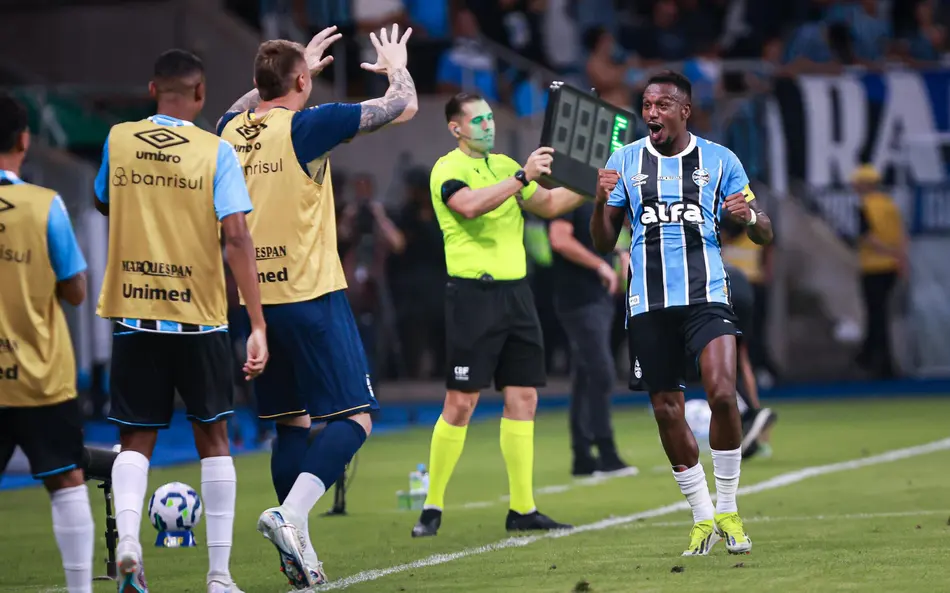 Com 'lei do ex', Grêmio vence Atlético-MG na estreia do Brasileirão