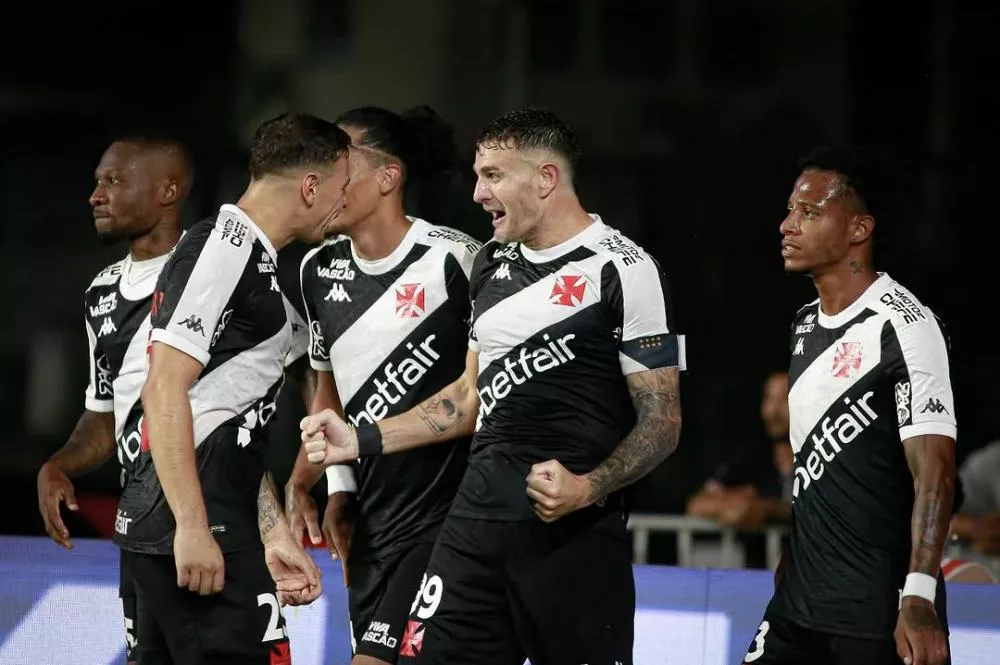 Vasco consegue levar a melhor pelo alto e vence o Santos de virada em estreia no Brasileirão