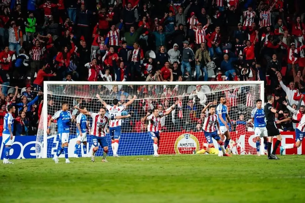 Com time misto, Cruzeiro leva gol no último minuto e amarga derrota em estreia na Sul-Americana