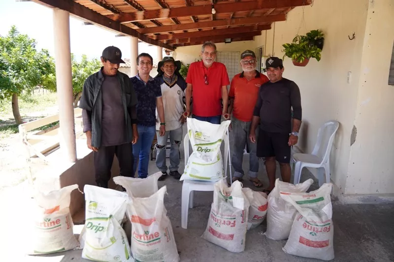 Fertilizantes apreendidos pela DHE em operação são doados à Secretaria de Agricultura de Patos, que inicia a distribuição