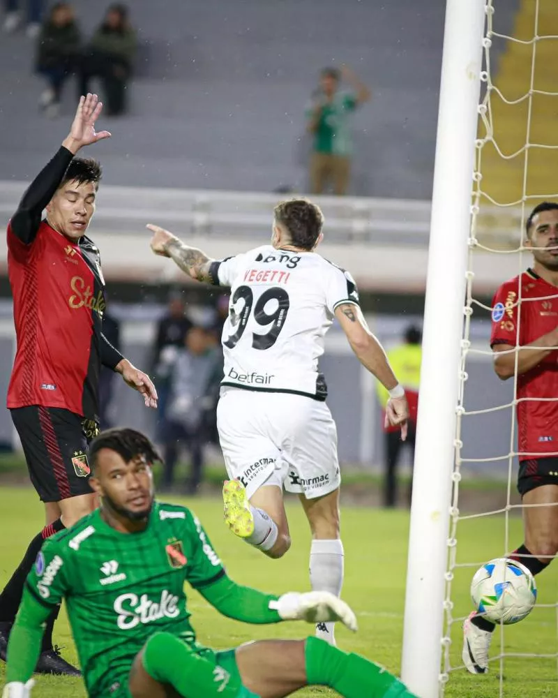 Vasco 'sofre' na altitude contra o Melgar, cede empate nos minutos finais e estreia com tropeço na Sul-Americana
