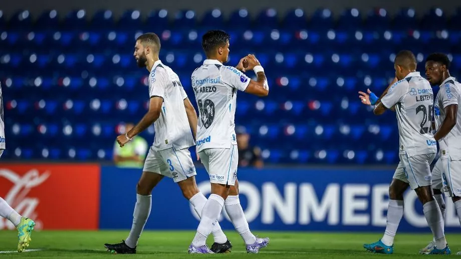 Grêmio sofre, mas conta com brilho de gringos para estrear com vitória na Sul-Americana