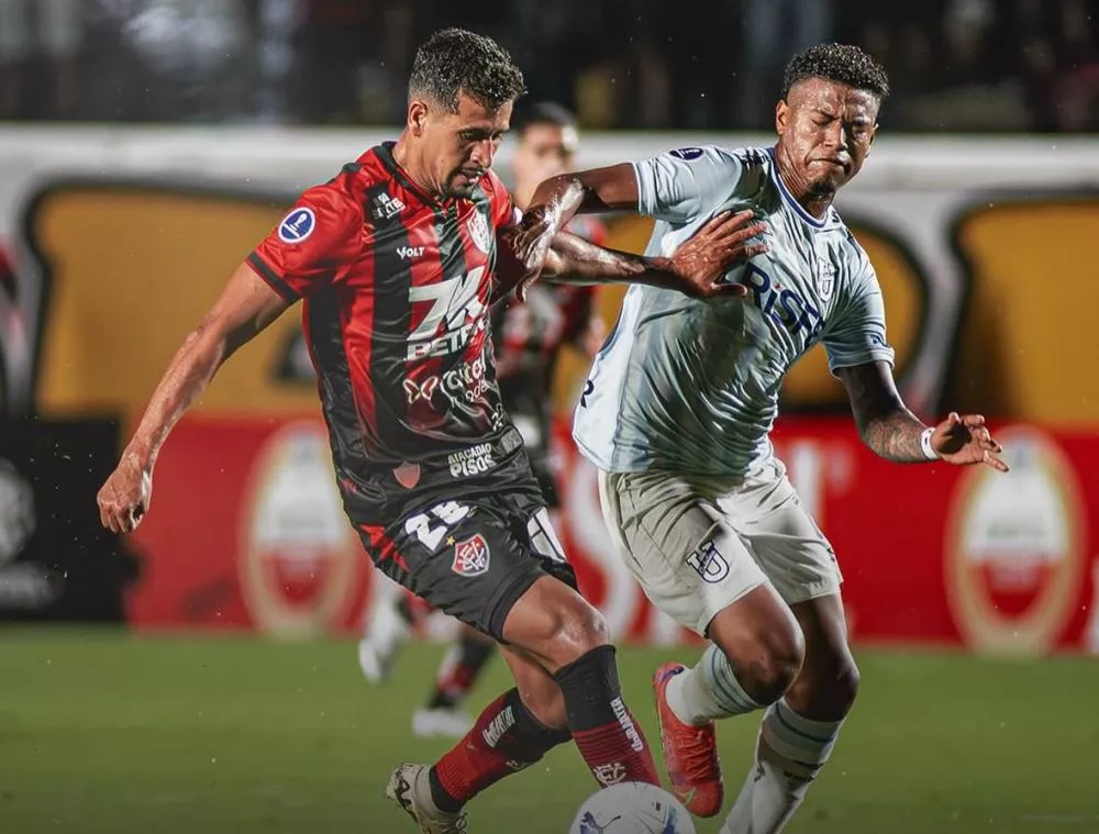 Vitória aproveita rival com um a menos e busca empate em retorno à Sul-Americana