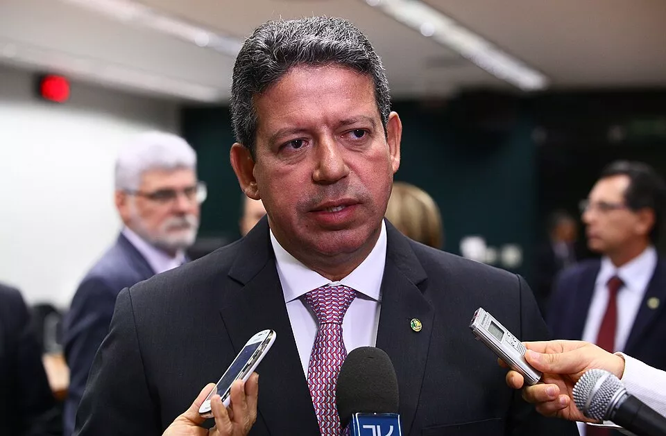 Deputado Arthur Lira adquire mansão de R$ 10 milhões em Brasília, após deixar presidência da Câmara
