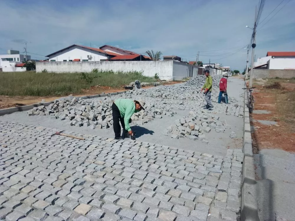 Prefeitura de Patos intensifica obras de calçamento em diversos bairros da cidade