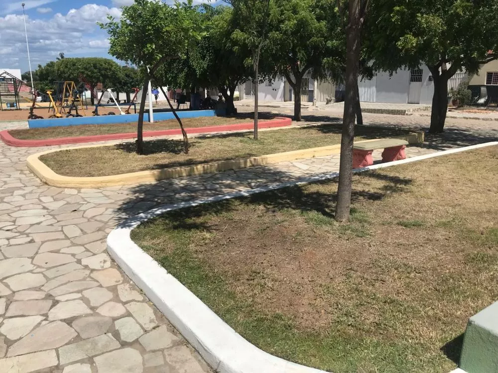 SEINFRA conclui limpeza e capinação da Praça do Distrito de Santa Gertrudes, em Patos