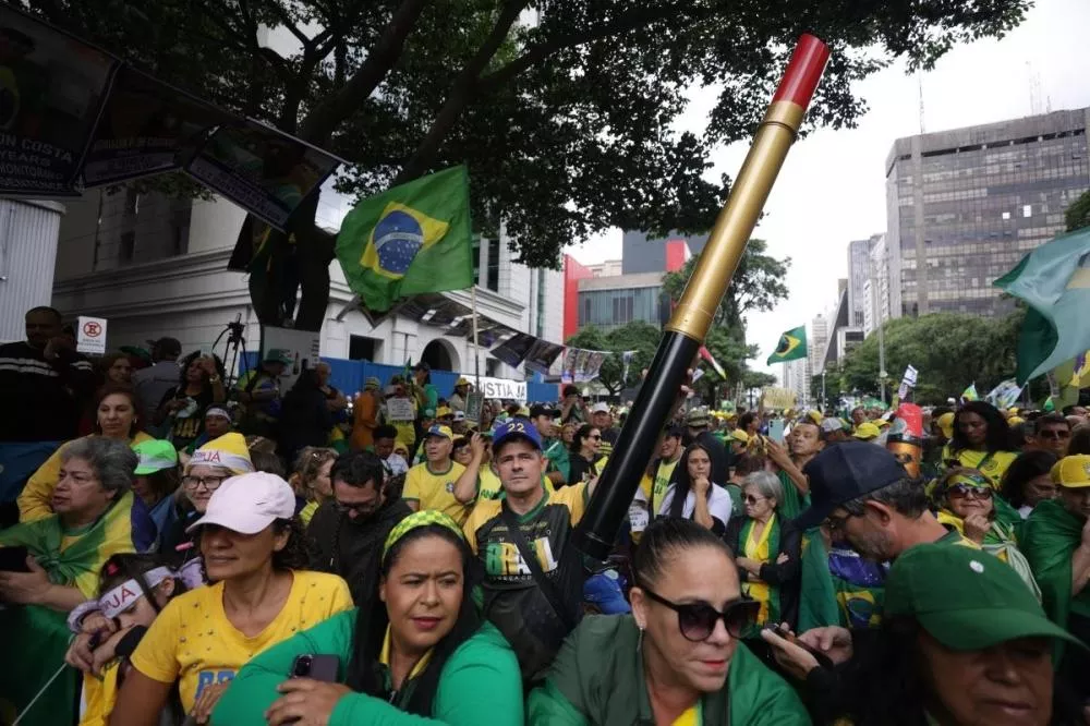 Com batom e faixas, apoiadores ocupam Paulista para ato de Bolsonaro