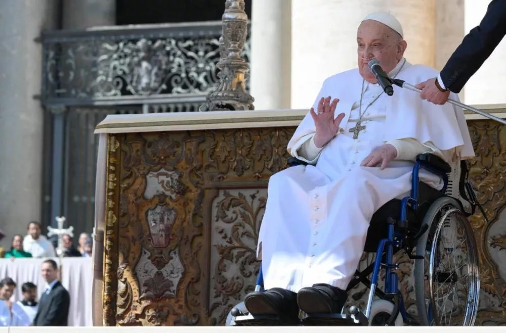 A saudação do Papa Francisco ao término da Missa (VATICAN MEDIA Divisione Foto)