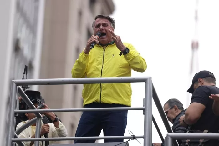Em ato, Bolsonaro fala em ajuda internacional e TSE “isento” para 2026