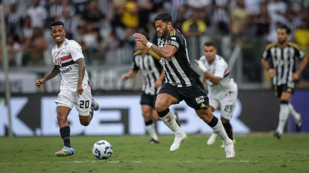 Em duelo com expulsões e Rafael 'herói', Atlético-MG e São Paulo empatam e seguem sem vitória no Brasileirão