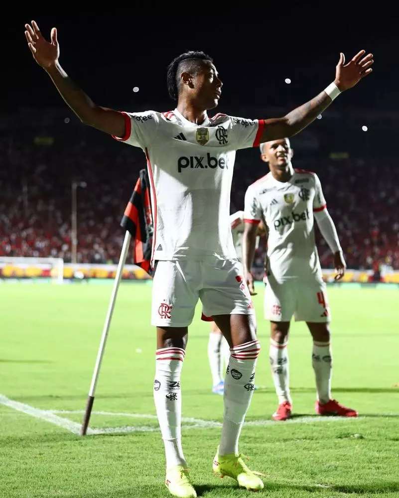 Flamengo leva susto, mas supera o Vitória no Barradão e vence a primeira no Brasileiro