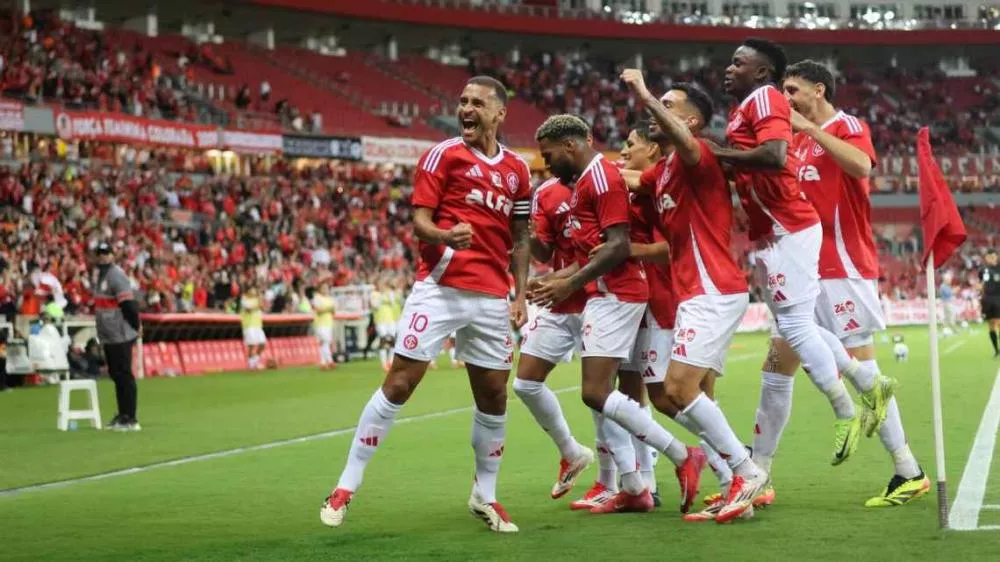 Internacional se aproveita de expulsão, faz 3 a 0 no Cruzeiro e vence a primeira no Brasileirão