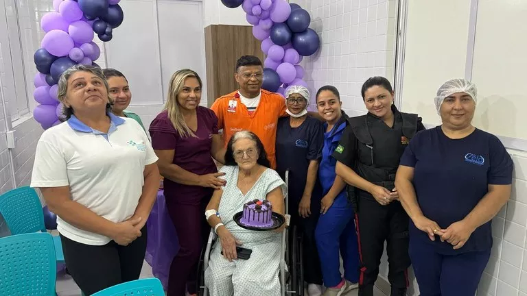Paciente em tratamento oncológico no Hospital do Bem, em Patos, recebe festa surpresa de 70 anos
