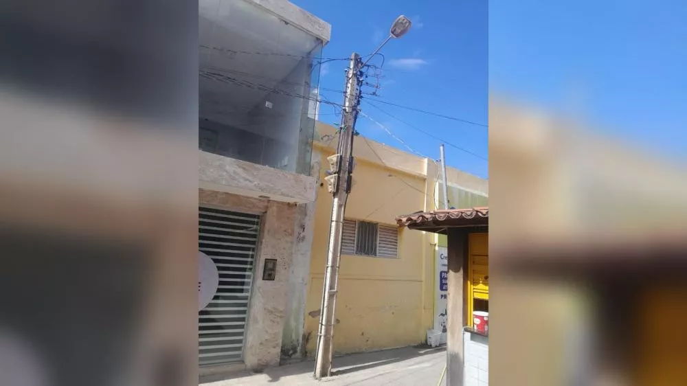 Refletor é furtado em calçadão do Centro de Patos e comerciantes solicitam reposição do equipamento