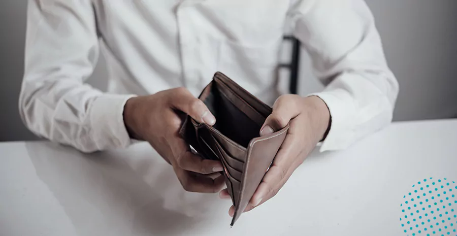 Funcionário denuncia empresa terceirizada do DER por atrasos salariais e corte de gratificações no Rodoshopping de Patos