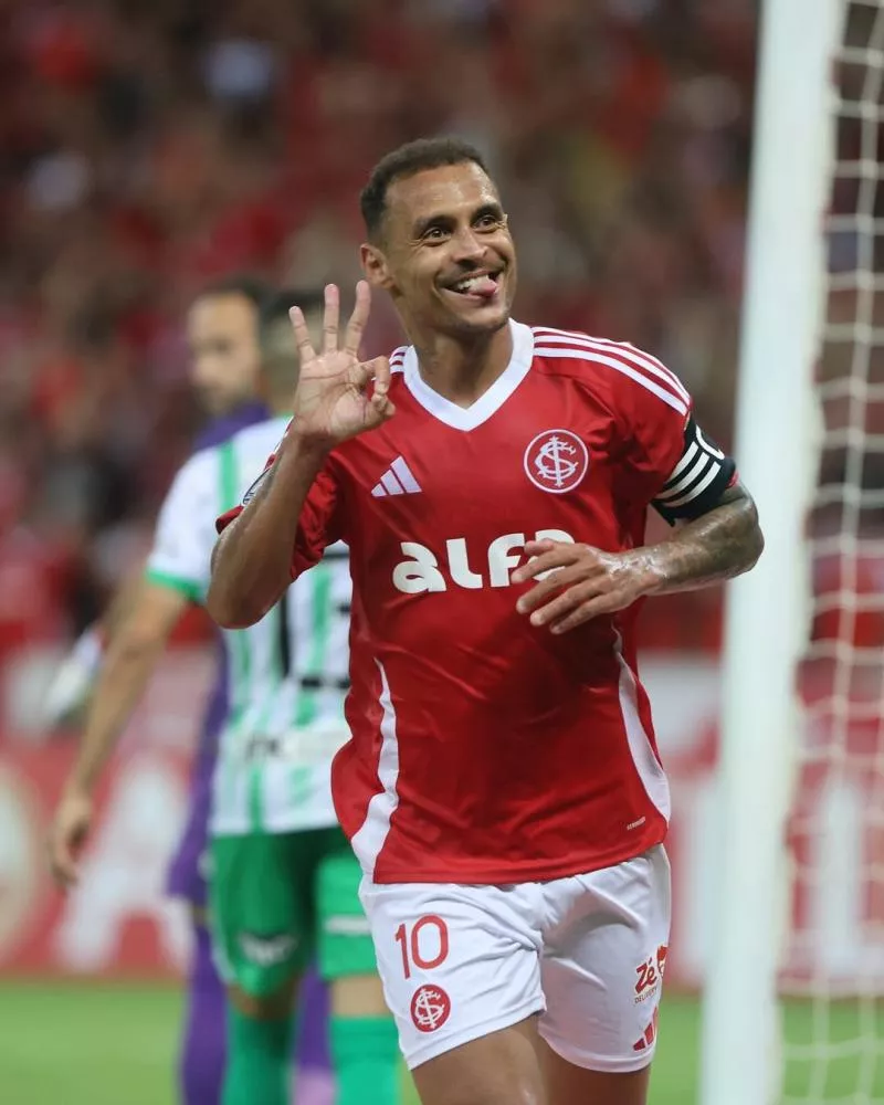 Alan Patrick anota hat-trick, Inter aplica 3 a 0 no Atlético Nacional e vence a primeira na Libertadores