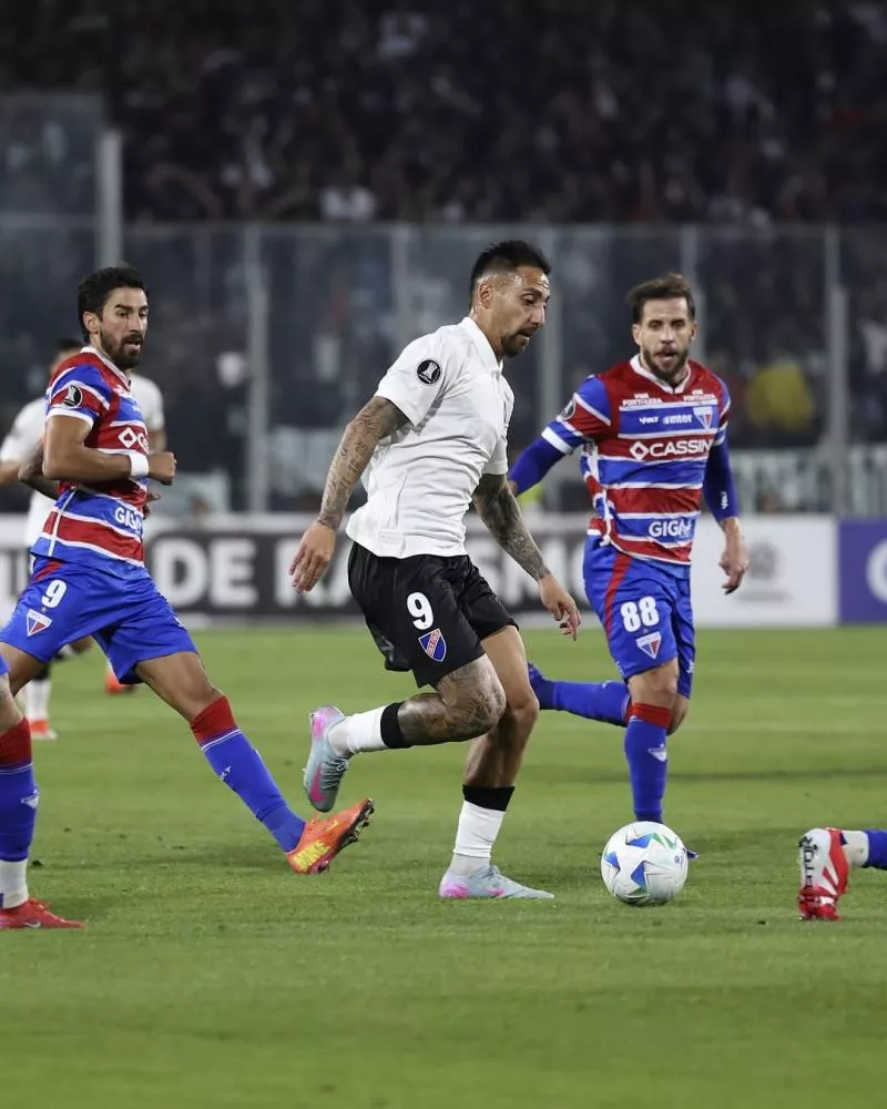 Colo-Colo x Fortaleza é cancelado após mortes antes do jogo e invasão de torcedores em partida da Libertadores