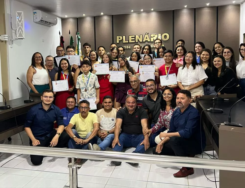 Escola Municipal de Condado homenageia alunos medalhistas da OLITEF e ONEE em cerimônia emocionante