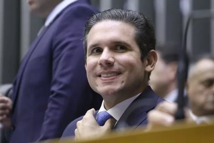 Hugo Motta viaja ao exterior e deixa decisão sobre anistia para pós-Páscoa