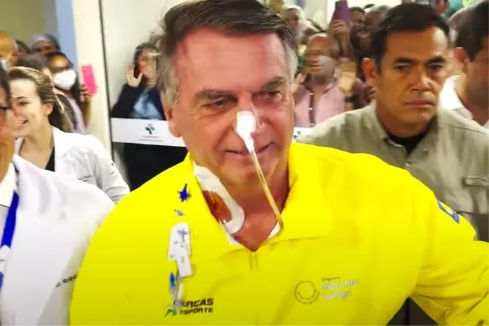 Bolsonaro é transferido de Natal para Brasília; equipe médica avalia necessidade de cirurgia