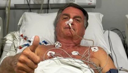 Após 11 horas, cirurgia de Bolsonaro é concluída com sucesso, diz Michelle