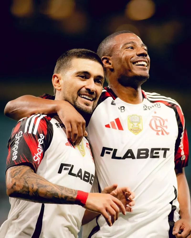 Arrascaeta faz dois, Flamengo bate Grêmio com gritos de 'olé' e segue invicto no Brasileirão