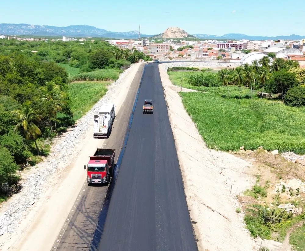 Obra da Avenida Lagoa dos Patos entra em nova fase com início da pavimentação asfáltica em Patos