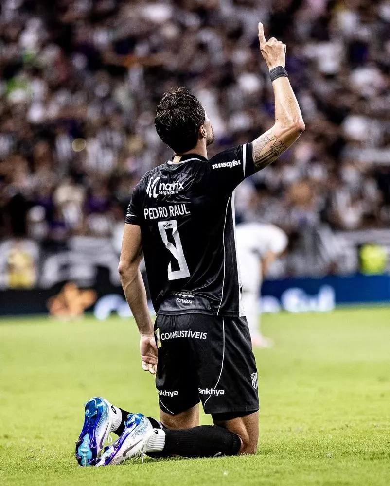 Pedro Raul faz valer 'lei do ex', Ceará vence o Vasco e encosta nos líderes do Brasileirão