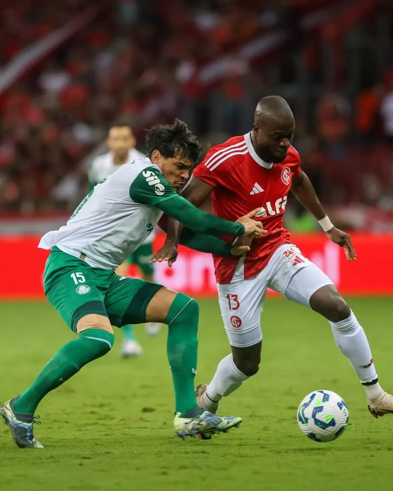 Palmeiras impõe primeira derrota do Inter em 2025 e assume liderança provisória do Brasileirão