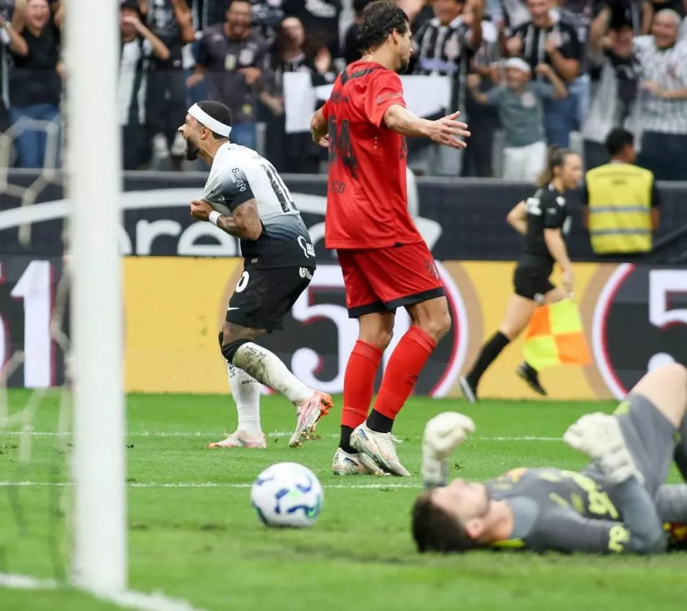 Memphis faz dois, Corinthians vira contra o Sport após susto e 'respira' no 1º jogo sem Ramón Díaz