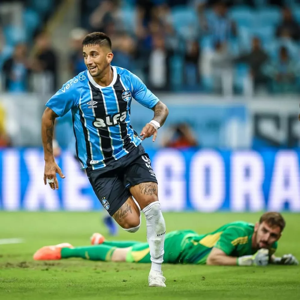 Gol contra bizarro e pênalti não dado: Grêmio e Inter empatam em clássico quente e polêmico no Brasileirão
