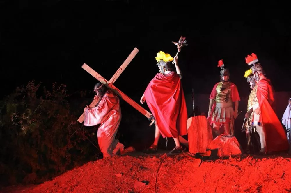 Espetáculo da Paixão de Cristo emociona público e reúne mais de 3 mil pessoas no Parque Cruz da Menina, em Patos