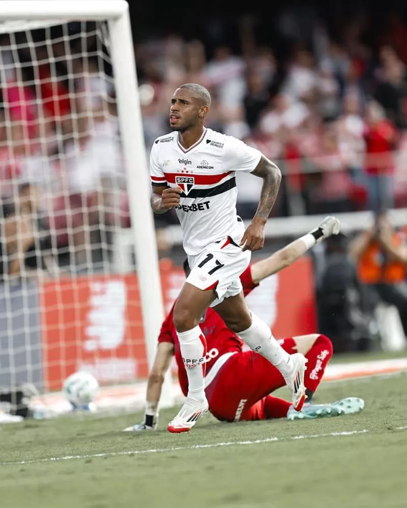 São Paulo vence Santos em clássico, ameniza crise e vence a primeira no Brasileirão