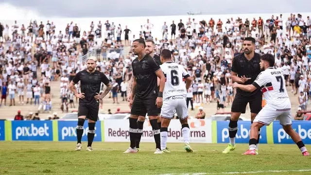 Com Felipe Alves inspirado, Santa Cruz vence o Treze em Campina Grande pela estreia na Série D