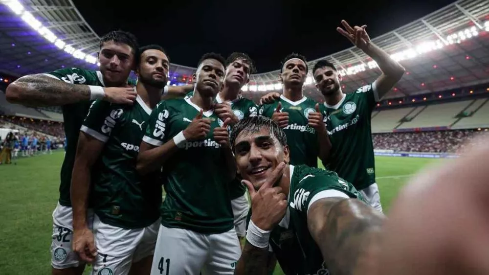 Palmeiras aproveita tropeço do Flamengo, vence Fortaleza e vira líder isolado do Brasileirão