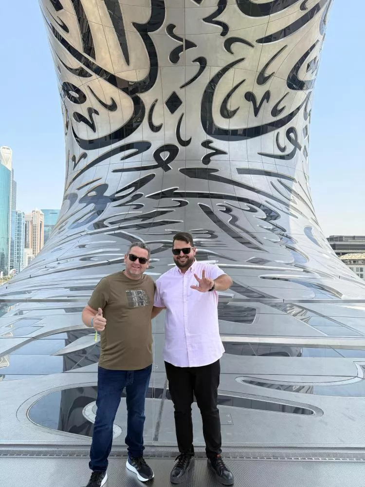 Empresários João Victor e Júlio Paulo Representam o Brasil em Dubai com Premiação Internacional