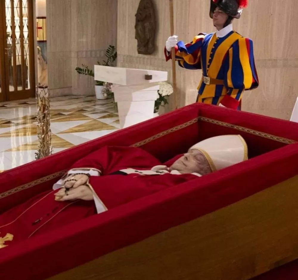 Vídeo: Vaticano divulga primeiras imagens do papa Francisco no caixão e anuncia detalhes das exéquias