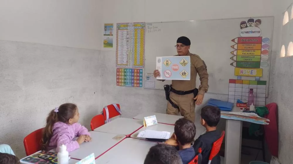Polícia Militar inicia aulas do PROERD na zona rural de Teixeira