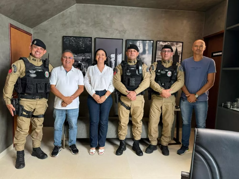 Prefeita de Malta, Ana Peixoto, se reúne com a Polícia Militar para planejar segurança do São João 2025 e discutir instalação da 2ª Companhia da PM no município