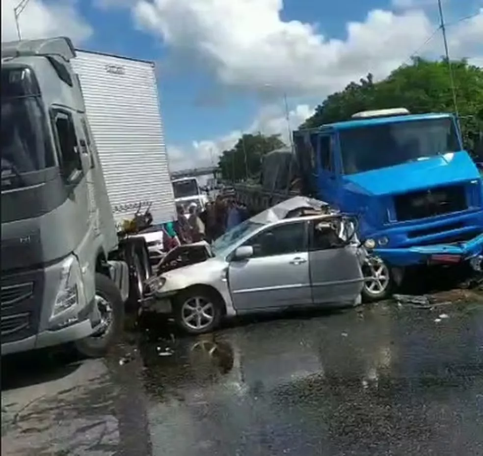 Acidente entre dois caminhões, um carro e uma moto deixa feridos na BR-101, incluindo recém-nascido, em João Pessoa