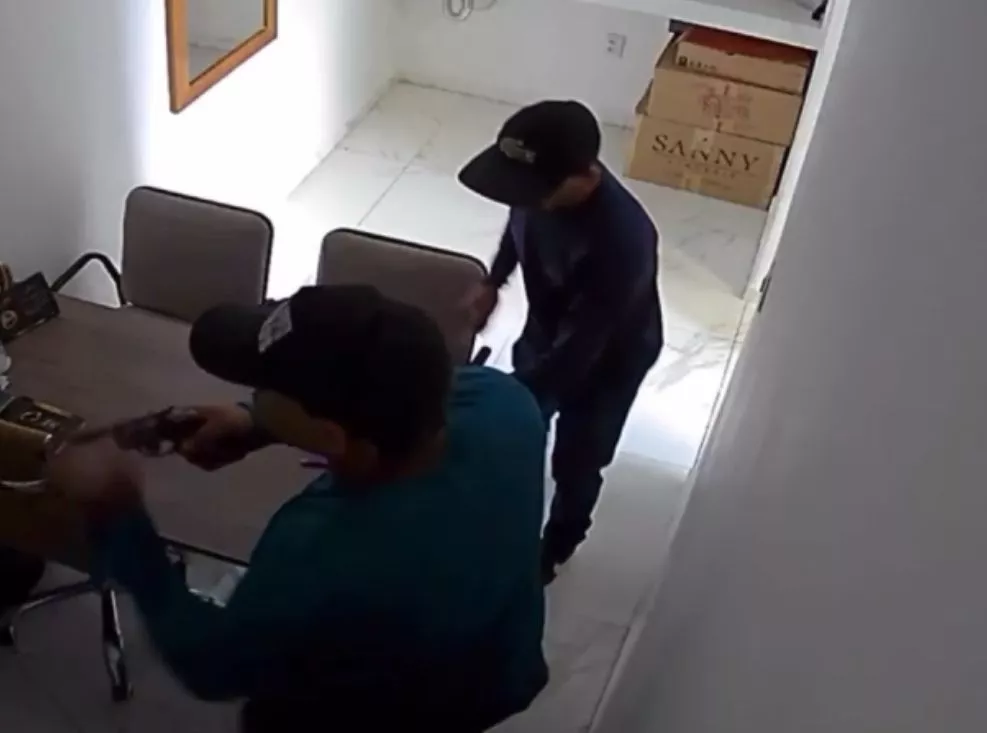 Dupla armada assalta loja no Centro de Coremas e foge; Polícia investiga o caso