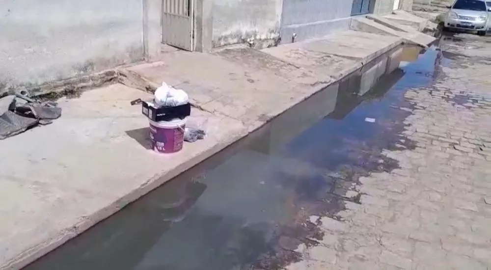 Dois dias após conserto, galeria volta a estourar no Conjunto José Mariz, em Patos, e moradores cobram solução definitiva