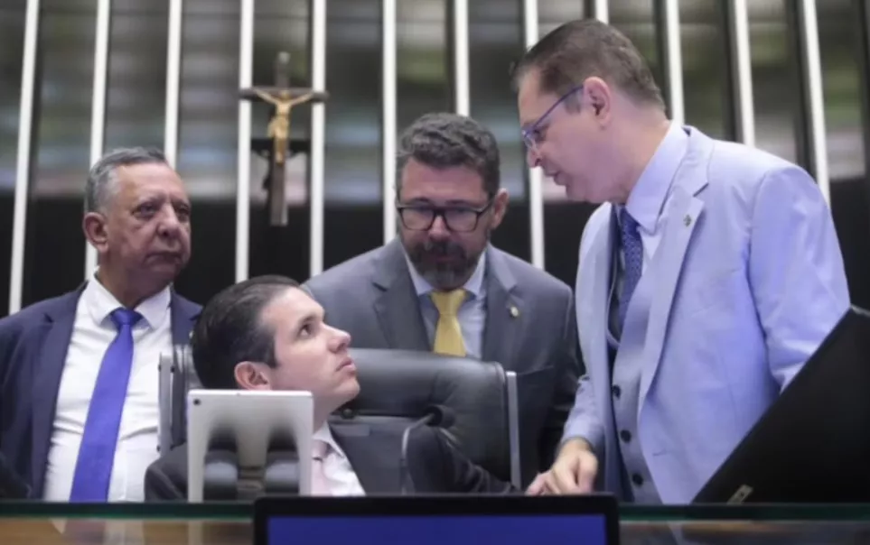 Hugo Motta recebe líder do PL para nova rodada de negociações sobre projeto de anistia, nesta segunda-feira (28)