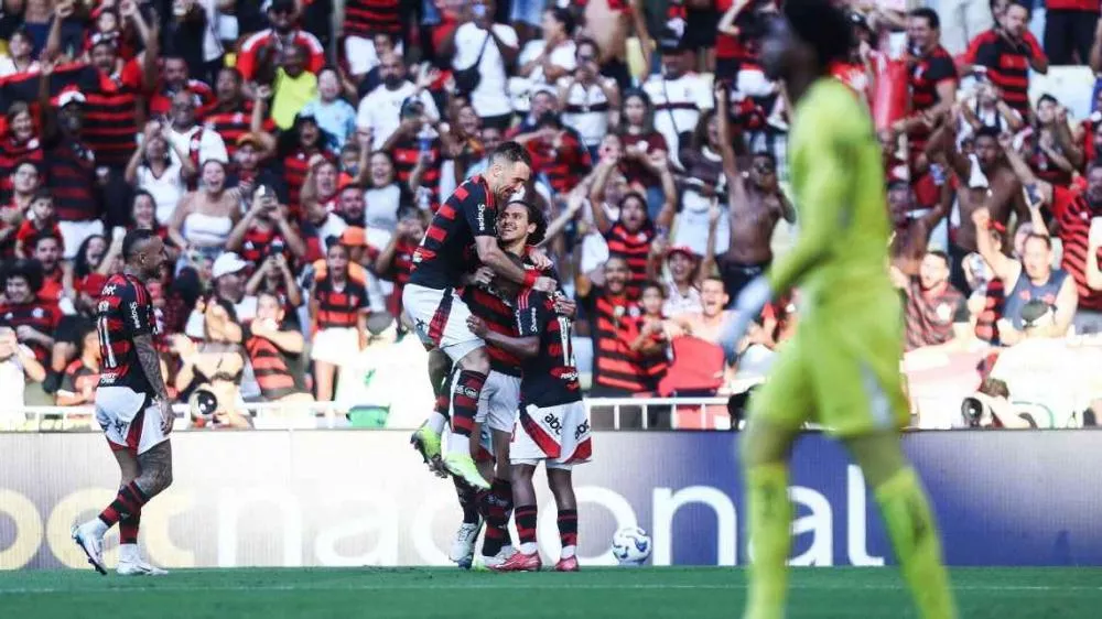 Pedro e Arrascaeta arrebentam, e Flamengo aplica goleada histórica no Corinthians pelo Brasileirão