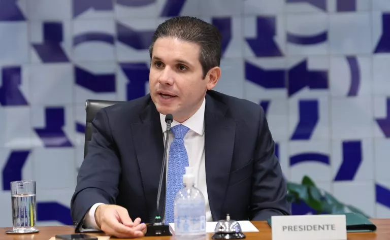 Hugo Motta deve decidir sobre abertura da CPI do INSS após oposição reunir assinaturas suficientes