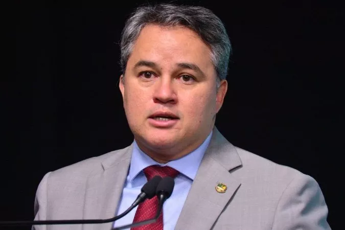 Senador Efraim Filho sofre acidente de carro na BR-230, no Sertão da Paraíba