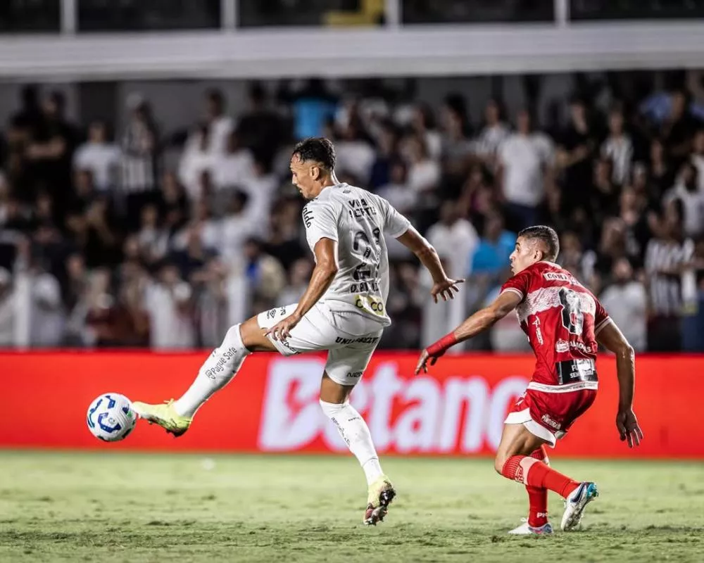 Sob olhares de Neymar, Brazão defende pênalti e evita derrota do Santos contra o CRB na estreia de Cléber Xavier