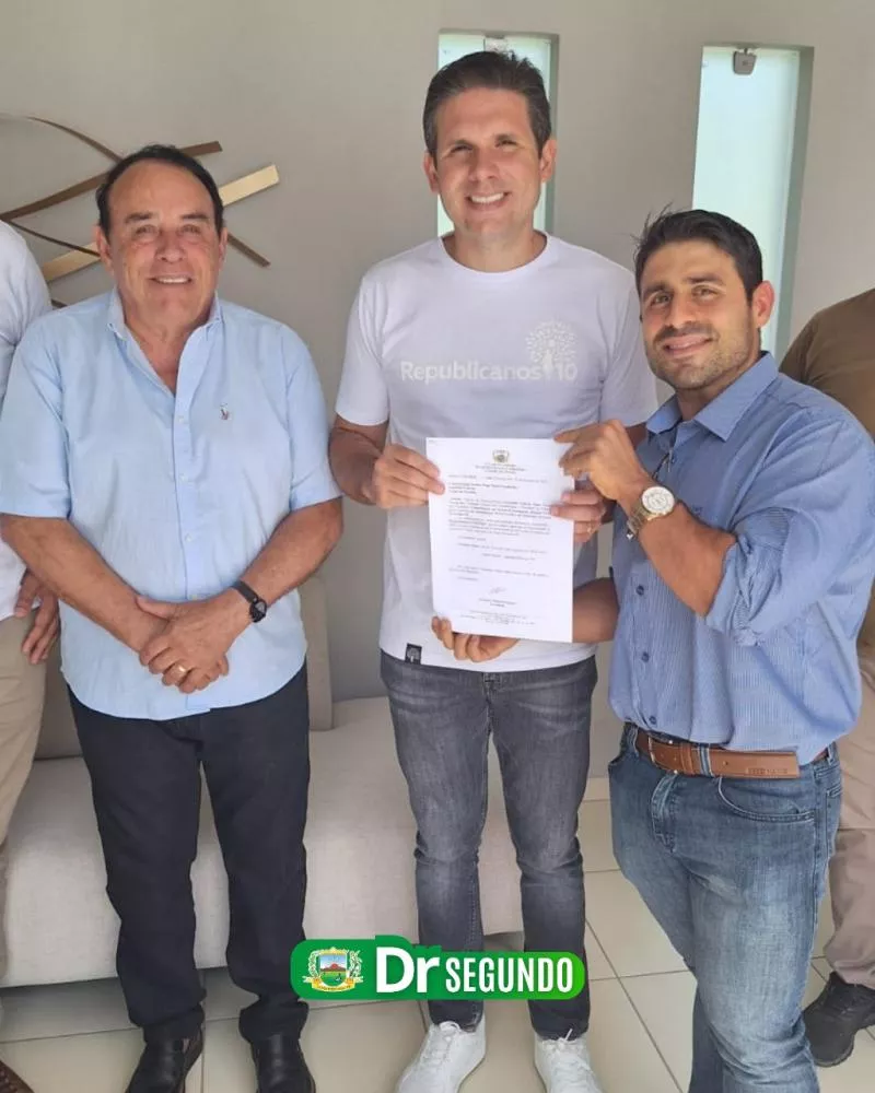 Dr. Moizés Segundo entrega requerimentos a Hugo Motta e busca melhorias para a saúde de Santa Terezinha-PB